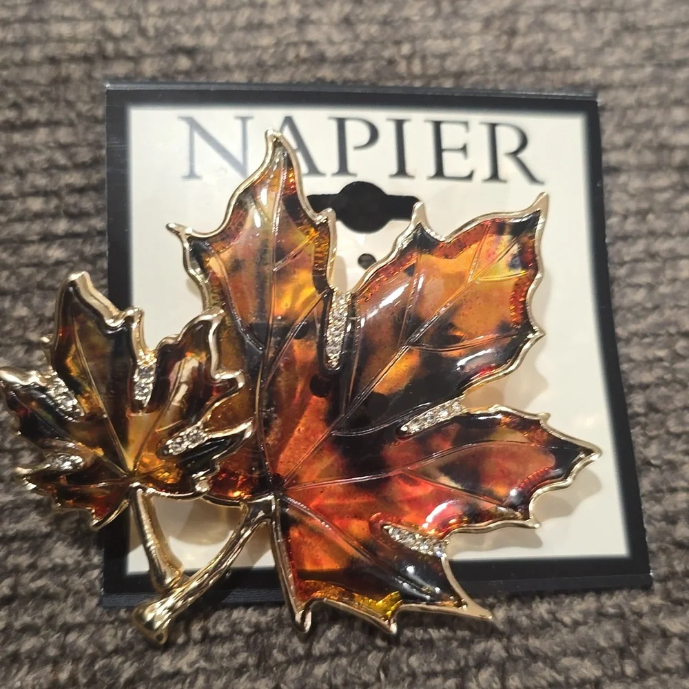 NAPIER BRAND FASHION JEWELRY FANCY SPARKLING GOLDTONE FALL LEAVES PIN BROOCH